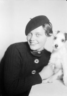 Porträtt av kvinna, Lagerkrantz, tillsammans med en hund