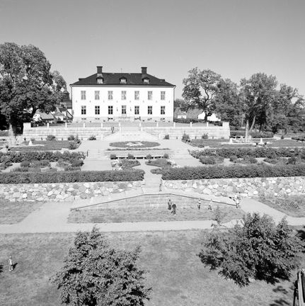 Slottet från parken med terasser