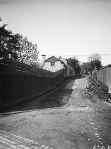 Tegelviksgatan mot sydväst från Danviks östra kyrkogårdsgränd mot Bondegatan 79. Motsvarande plats idag är nuv. norra delen av kv. Persikan, d.v.s. norr om Spårvägsmuseet