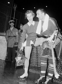 Johanneshovs isstadion. Äkta makarna Gundi Busch och Gösta ""Lill-Lulle"" Johansson fotograferade i samband med ishockeymatch mellan Djurgården-Forshaga samt konståkningsuppträdande av Gundi Busch
