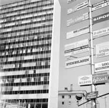 Vy mot första hötorgshuset. Stång med entreprenörsskyltar