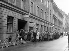 Herkulesgatan 26. Kö utanför Stockholms stads bostadsförmedling