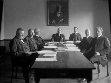 Män runt ett sammanträdesbord