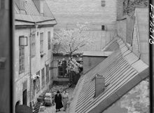 Två kvinnor på gårdssidan av Klarabergsgatan 29. Klara Östra Kyrkogata 16 t.h