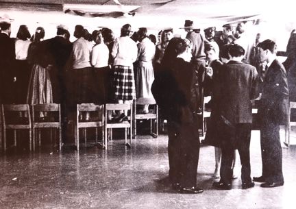 Svartvitt fotografi på dansgolv med ungdomar