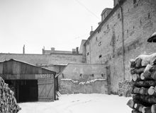 Jakobsbergsgatan 38. Gården västerut med en brädgård. T.h. bakom byggnaden låg Oxtorgsgatan 7. Här är nuvarande Sveavägen framdragen