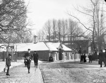 Drottninggatan och kv. Kungsstenen från norr. I hörnet av Drottninggatan och Kungstensgatan ligger Petit Café, kallat ""Petissan"", som flyttades till Skansen 1907