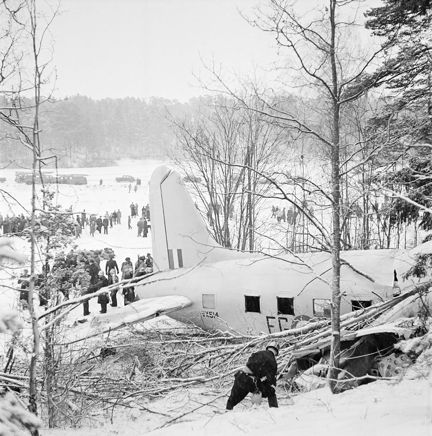 Ett engelskt militärt passagerarflygplan har störtat i närheten av Råcksta Gård.