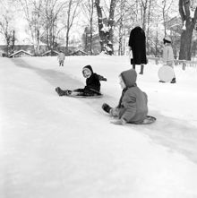 Barn åker tefat, Enskede