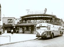 Restaurang Rotundan. Exteriör, sett från Norra Bantorget. Buss av märket Metropol på linje 80. På taket reklamskylt för gummidäckstillverkaren Trelleborg.
