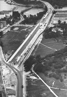Flygbild över Drottningholmsvägen vid Fredhäll och Kristineberg. I bakgrunden Tranebergsbron