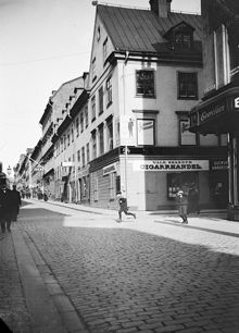 Mäster Samuelsgatan 47 österut vid hörnet av Drottninggatan 54. Idag ligger här ett övergångsställe vid Åhléns varuhus. Nuv. Mäster Samuelsgatan 51 och Drottninggatan 50