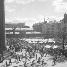 Från Kungsgatan mot Hötorget med gamla Hötorgshallen. T.v. Orfeusstatyn utanför Konserthuset