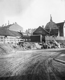 Brännkyrkagatan 111 och Hornstullsgatan 1 söderut från Ansgariegatan. Nuvarande Brännkyrkagatan 111 B och C. Idag går gatan öster om husen, på västra sidan finns en gångväg mot Hornsgatan