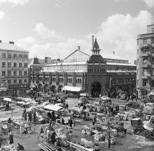 Östermalmstorg med Östermalmshallen i fonden