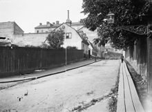 En pojke går vid Jaktvarvsgränd 5 - 7. Nu ungefär vid Polhemsgatan 9-11. Jaktvarvsgränd gick parallellt med Polhemsgatan söderut från Hantverkargatan. Gränden uppgick i kv. Fortifikationen