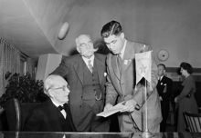 Norrlandsgatan 11. Sveriges esperantister har kongress på Byggnadsföreningen. Fr.h. Ordförande i esperantoförbundet Jan Strönne tillsammans med veteranerna Waldemar Langlet och Paul Nylén