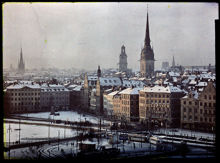 Skymningsbild över Gamla Stan med snö på taken