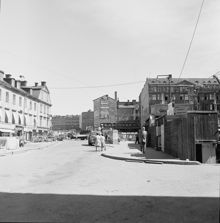 Klarabergsgatan österut vid korsningen med Klara östra kyrkogatan. I bakgrunden Drottninggatan. Bygget av tunnelbanan i bakgrunden.