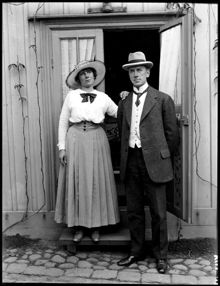 Högbergsgatan 51. Lisa Hedlund och Albert Påhle framför lusthuset