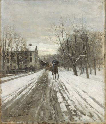 En häst med ryttare på en snöig väg. Bebyggelse och kala träd i bakgrunden.