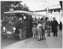 I väntan på att hoppa på bussen utanför Stockholmsutställningen 1930