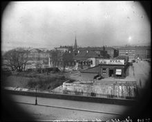 Helgeandsholmen sedd från Kungliga Slottet. T.h. basaren på Norrbro