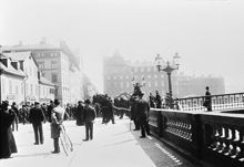 Folksamling vid Riddarhustorget i samband med den politiska storstrejken år 1902. Poliser vid Riddarholmsbron som stängts av under strejken.