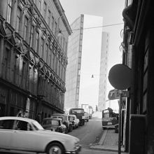 Smålandsgatan västerut från Regeringsgatan mot Malmskillnadsgatan med 4:e höghuset i fonden
