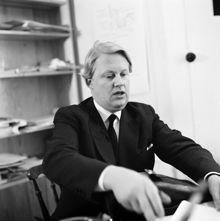 Bo Setterlind på besök hos Bonniers konstnärliga avdelning, Sveavägen 56