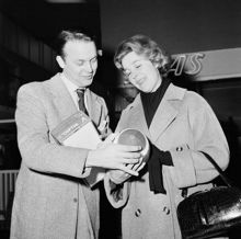 Bromma flygplats. Alice Babs välkomnas hem av sin man Nils Ivar Sjöblom, från sitt besök i New York
