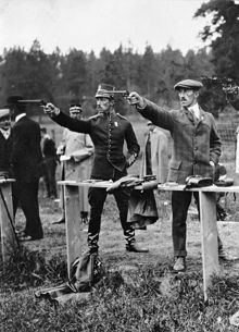 Olympiska spelen i Stockholm 1912. Löjtnanterna Wilhelm och Eric Carlberg skjuter pistol.