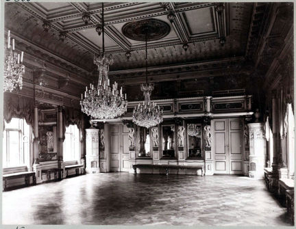 Sal med kristallkronor i taket.