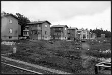 Det inre av kvarteret Långbågen i hörnet av Brennervägen och Beckombergavägen i Ängby småstugeområde
