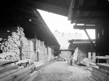 Lundquist o. Lindroth AB Trävaruaffär, såg och hyvleri. Brädgård och trävaruhandel vid dåvarande Åsötorget, här ligger nu Åsö gymnasium vid Götgatan 88