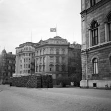 F.d. Tyska legationen flaggar på halv stång efter Hitlers död 1945.