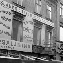 Drottninggatan 45. Butikerna skyltar om utförsäljning