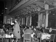 Näckströmsgatan 8, Berns. Modevisning. En mannekäng visar kläder från Hettemarks