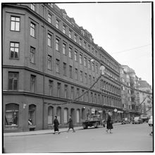 Nybrogatan norrut från Kommendörsgatan.Kv Flundran
