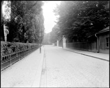 Drottninggatan norrut mot Observatorielunden. T h kv. Kungsstenen med Spökparken