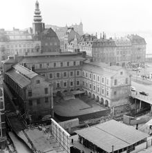 Stadsmuseet och den ännu ej överbyggda tunnelbanestationen vid Slussen. Arbeten pågår på museets gård. I bakgrunden kv. Överkikaren och Jupiter