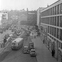 Klarabergsgatan österut. T.h. Klarabergsgatan 33 före Klara Östra kyrkogata och Klarabergsgatan 27 före korsningen av Drottninggatan. Vid husen i fonden ligger nu Sergels Torg