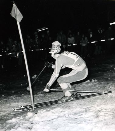 Svartvitt fotografi på Ingmar Stenmark i skidbacken
