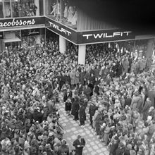 Sergelgatan 25-27 vid passagen till Lilla Hötorget. Kungafamiljen representerar vid invigningen av första höghuset