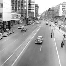 Sveavägen sedd norrut från Mäster Samuelsgatans bro. I bakgrunden korsningen Sveavägen - Kungsgatan
