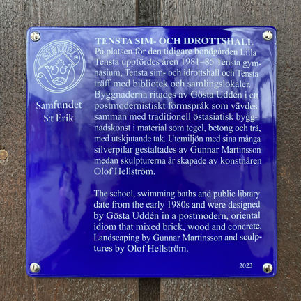 Blå emaljerad skylt med vit text