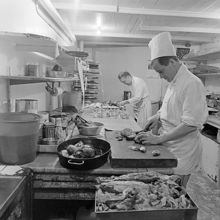 Grevgatan 39. Maison Pierre. Kockar i restaurangköket