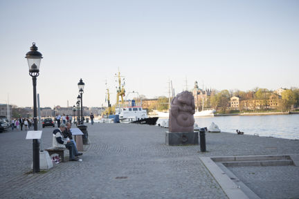 Carl Michael Bellmans litterära skylt vid Räntmästartrappan på Skeppsbron. Vy över kaj och vatten.