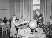 Skolavslutning i Björkhagens folkskola. Interiör från klassrum med elever och lärare
