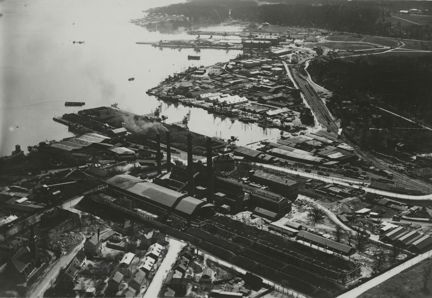 Svartvit flygbild över hamnen